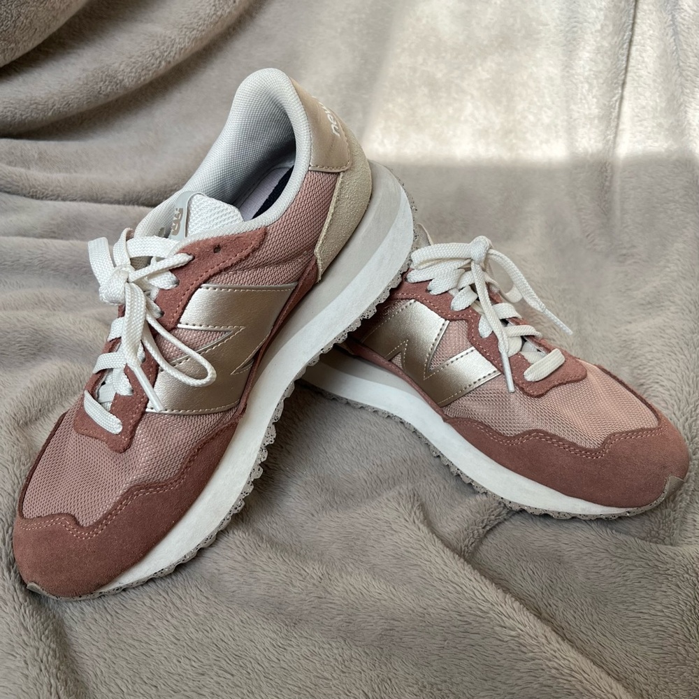 EUC New Balance 237 Women’s Rose Gold & Cream Retro Sneakers Size 7.5